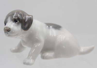 Auktion 348<br>sitzender Welpe, Royal Copenhagen, Nr. 1311, bemalt in Unterglasur, H-5,5cm. [1]