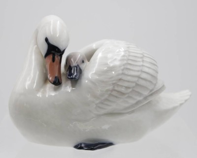 Auktion <br>Schwan mit Küken, Royal Copehagen, Nr. 360, Entw. Allan Therkelsen, polychr. Bemalung in Unterglasur, H-9cm L-15cm. [1]