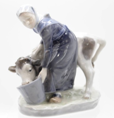 Auktion <br>Mädchen, das ein Kalb aus einem Eimer füttert, Royal Copenhagen , Entw. Christian Thomsen, Modellnr. 779, H-16cm, L-15,5 cm [1]