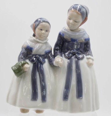 Auktion <br>Amager Mädchen, Royal Copenhagen, Entw. Lotte Benter, polychrome Unterglasurmalerei, Modellnr. 1316, 1 Schleifstrich, H- 18,5cm [1]
