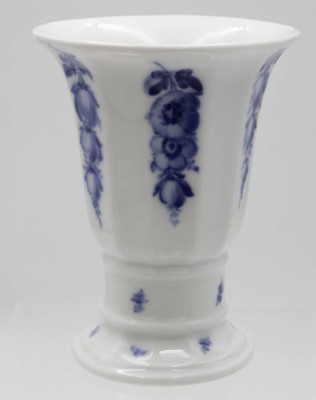 Auktion 351<br>Kratervase, Royal Copenhagen, Blaue Blume, leider Rand mit Chip, H-14,8cm [1]