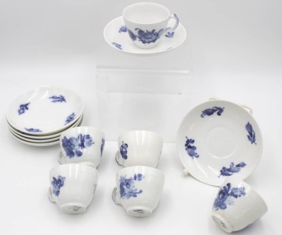 Auktion <br>6x Teetassen mit U.T., Royal Copenhagen, Blaue Blume, teilw. Schleifstriche, ca. H-5,8cm. [1]