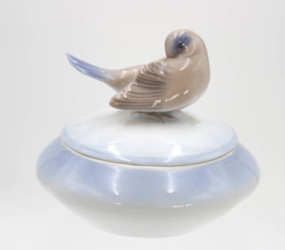 Auktion <br>Zierdose mit Vogelknauf, Bing & Gröndahl, Entw. Jens Peter Dahl-Jensen, Modellnr. 1623, H-10cm D-12cm. [1]