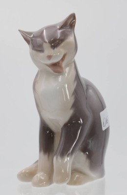 Auktion <br>Katzenfigur, Bing & Gröndahl, Modellnr. 2452, polychr. Bemalung in Unterglasur, ca. H-16cm [1]