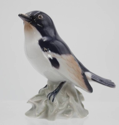 Auktion 348<br>Vogelfigur, Bing & Gröndahl, Modellnr. 1776, polychr. Bemalung in Unterglasur, Entw. Dahl Jensen, H-10,5cm. [1]