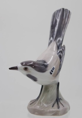 Auktion 348<br>Vogelfigur, Bing & Gröndahl, Modellnr. 1764, polychr. Bemalung in Unterglasur, Entw. Dahl Jensen, H-14,5cm [1]