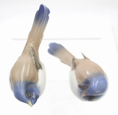 Auktion 348<br>Zwei Meisen, Optimist und Pessimist, Entw. Jens Peter Dahl-Jensen für Bing & Gröndahl, 20.Jhd., 1x Schwanzfeder besrtossen, ca. H-9cm [1]