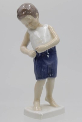 Auktion 348<br>kleiner Knirps, Bing & Gröndahl, Entw. Michaela Ahlmann, Modellnr. 1759, polychrom bemalt in Unterglasurfarben, H-15 cm [1]