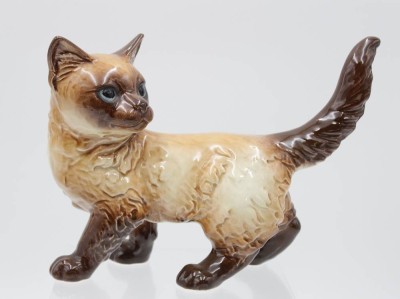 Auktion 348<br>Siam-Katze, Goebel, Nr. 029, Unterglasurbemalung, ca. H-15,8cm L-23cm. [1]