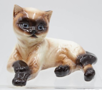 Auktion 348<br>liegende Siam-Katze, Goebel, Nr. 3102710, Unterglasurbemalung, H-10,5cm L-15cm [1]