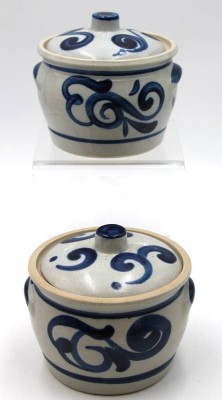 Auktion 348<br>Paar kl. Vorratsgefässe, grauer Scherben, Salzglasur, gemarkt, ca. H-13cm D-14,5cm. [1]