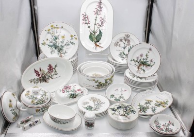 Auktion 348<br>50 Serviceteile, Villeroy & Boch Botanica, einige Teile älter,  12x Essteller, 10x Suppenteller, 10x Breilagenteller,  3x div, Platten, 3x  div, Schüsseln, Sauciere, 3x kl, Schale, kl. Terrine mit Ersatzdeckel, Auflaufform, 4x kl. Teller, Butterdose und Keksdose [1]