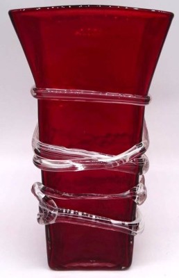Auktion <br>gr. rote Vase mit aufgelegten klaren Fäden, H-28 cm, 13x13 cm [1]