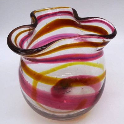 Auktion <br>Kunstglasvase, klar mit lila/gelben Streifen, unleserl. signiert, H-16 cm,  D-ca. 13 cm [1]