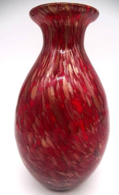 Auktion 348<br>Murano-Überfangvase mit Kupferaventurin-Einschmelzungen, 80-er Jahre, H-20 cm, rot [1]