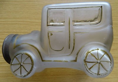 Auktion <br>Bonbonbehälter oder ähnliches? in Form eines Oldtimers, um 1920/30, Goldstaffage tw. berieben, Blechdeckel vorne, H-14 cm, L-20 cm [1]
