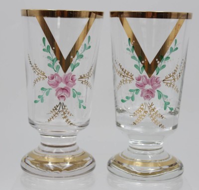 Auktion 348<br>Paar Gläser auf Stand, 19. Jhd., florale Emaillemalerei, ca. H-14,7cm. [1]