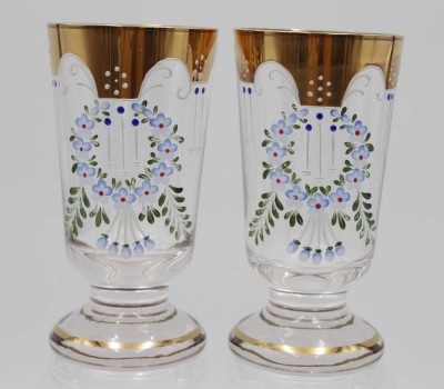 Auktion <br>Paar Gläser auf Stand, 19. Jhd., florale Emaillemalerei, ca. H-14,7cm. [1]