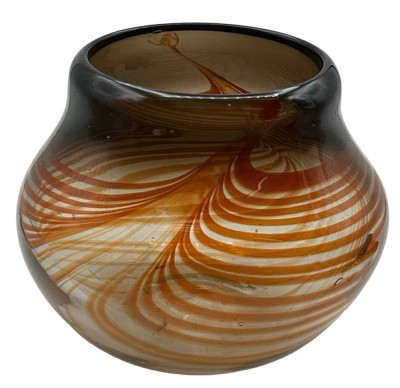 Auktion <br>Studioglasvase mit roten Streifen, H-13 cm, D-15 cm [1]