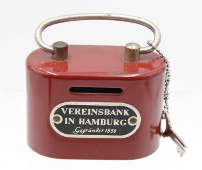 Auktion 348<br>Blech-Spardose, Vereinsbank in Hamburg, Schlüssel anbei, H-6,7cm B-9cm. [1]