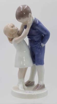 Auktion 348<br>Junge und Mädchen, Bing & Gröndahl, Copenhagen, Entw. Michaela Ahlmann, Modell-Nr. 1781, polychrom bemalt in Unterglasurfarben, H-21cm, 2 Schleifstriche [1]