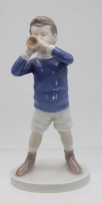 Auktion 348<br>Junge mit Trompete, Bing & Gröndahl, Entw. Michaela Ahlmann, Modellnr. 1792, H-18cm. [1]