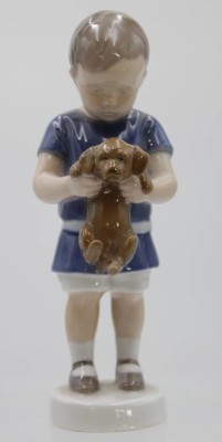 Auktion 348<br>Ole, der einen Hund hält, Bing & Gröndahl, Modellnr. 1747,  Entw. Ingeborg Plockross-Irminger, H-17,5cm [1]