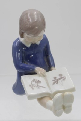 Auktion 348<br>Mädchen mit Weihnachtsbuch, Bing und Gröndahl, Modellnr. 2247, Unterglasurbemalung, Entw. Claire Weiß, H-11,5 cm [1]