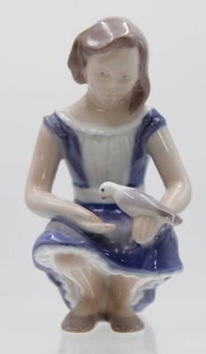 Auktion 348<br>Mädchen mit Taube, Bing & Gröndahl, Modellnr 2340, polychr. Bemalung in Unterglasurfarben, Entw. Vita Thymann (1925 - ?), H-13cm [1]