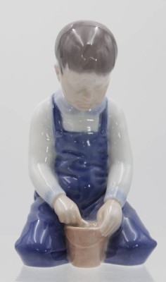 Auktion 348<br>Junge mit Buddeleimer, Bing & Gröndahl, Entw. Svend Lindhart, Modellnr. 2127, polychrom bemalt in Unterglasurfarben, H-13,5 cm [1]