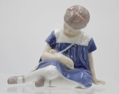 Auktion 348<br>Sitzendes Mädchen mit Puppe, Bing & Gröndahl, Modellnr. 1526, Entw. Ingeborg Plockross-Irminger, polychrome Unterglasurmalerei, H-9cm [1]