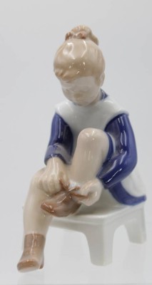 Auktion <br>Marianne, Bing & Gröndahl, Entw, Claire Weiss, Modellnr. 2373, polychrom staffiert in Unterglasurfarben, H-14,5cm [1]