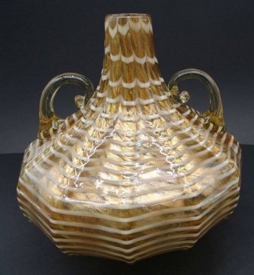 Auktion <br>Henkelvase Ercole Barovier, Aventurin, H-21 cm,  D-21 cm, Unterseite mit langen Spannungsriss, orig. Etikett [1]