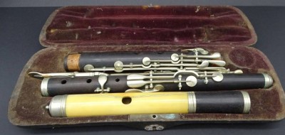 Auktion 348<br>grosse alte Querflöte in orig. Etui, Altersspuren, gerissen [1]