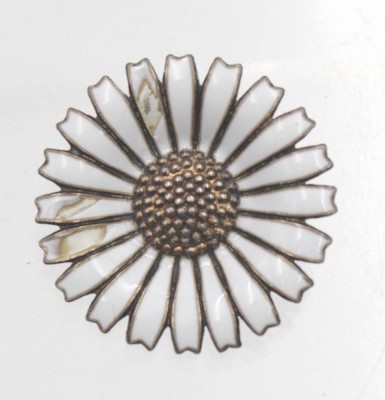 Auktion 348<br>Brosche, Daisy, Anton Michelsen, Sterling mit Emaille diese beschädigt, ca. 9,8gr.,  D-3,2cm [1]
