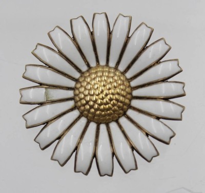 Auktion <br>Daisy-Brosche, Georg Jensen, Sterling, Emaille 1x beschädigt, ca. 16,7gr., D-4,2cm [1]