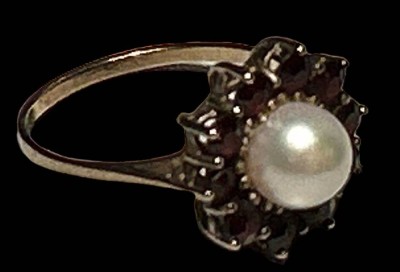 Auktion 348<br>Goldring-333-, Perle und Granate, RG54, 2,3 gr. [1]