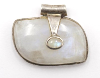 Auktion 348<br>Mondsteinanhänger, 925er Silberfassung, zus. 10,5gr., ca. L-2,5cm B-3cm [1]