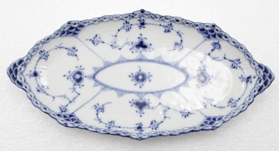 Auktion <br>ovale kl. Tablett, Royal Copenhagen, Musselmalet, 1x Schleifstrich, 24,5 x 12,5cm [1]