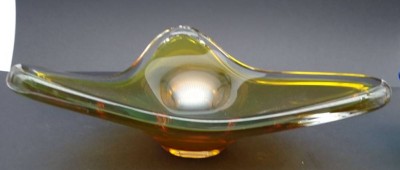 Auktion 352<br>Dreieckige Schale, grün-braun, H-10 cm, 28x28 cm [1]