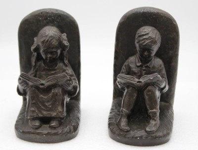 Auktion 348<br>Paar Buchstützen, lesende Kinder, wohl Stuck geschwärzt, je ca. H-14,5cm− [1]