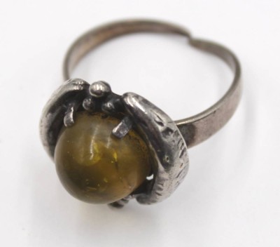Auktion 358<br>925er Silber-Ring, gelber Stein (Bernstein?) dieser lose, offene Schiene, 6,4gr. [1]
