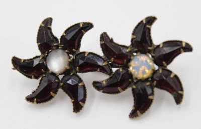 Auktion 358<br>Brosche, Granatbesatz sowie Opal und Mondstein?, wohl um 1900, B-4,2cm [1]