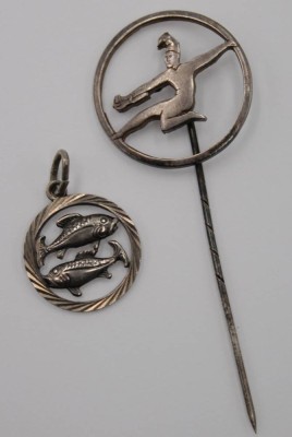 Auktion 358<br>Sportnadel und Sternzeichenanhänger, Silber, zus. 3,5gr., ca. L-5,8cm [1]