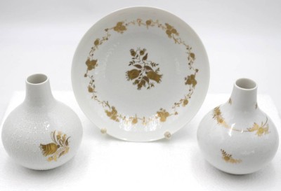 Auktion 358<br>2x kl. Vasen sowie runde Schale, Rosenthal studio-linie, Romance, Entw. Björn Wiinblad, ca. H-12cm [1]