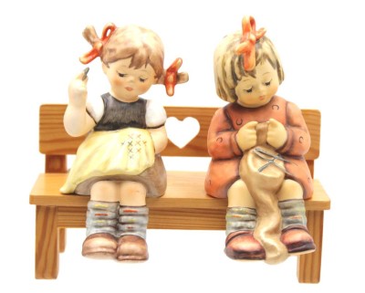 Auktion 348<br>2x div. Hummel-Figuren auf Holzbank, Goebel, ca. H-14cm B-15,5cm [1]