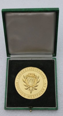 Auktion <br>Medaille in Etui, Für besondere Verdienste Jagdgebrauchshundewesen, LJV NRW, goldfarben, D-6cm. [1]