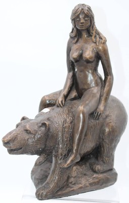Auktion 348<br>Frau auf Bären reitend, Austin Prod. Inc , Canada, Kunstmasse bronziert, H-29,5 L-25cm [1]