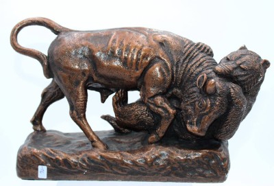 Auktion 348<br>Büffel mit Bär kämpfend, Auastin Prod. Inc., Canada, Kunstmasse bronziert, einige Farbabplatzer, H-18cm L-28cm [1]