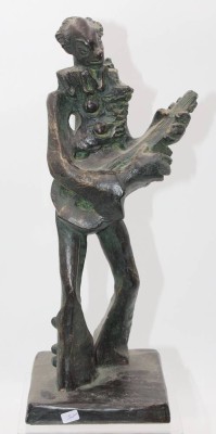 Auktion 348<br>hohe Figur, Clown mit Laute nach Klara SEVER (1935), Austin Prod. Inc., Canada, Kunstmasse bronziert, H-36cm. [1]